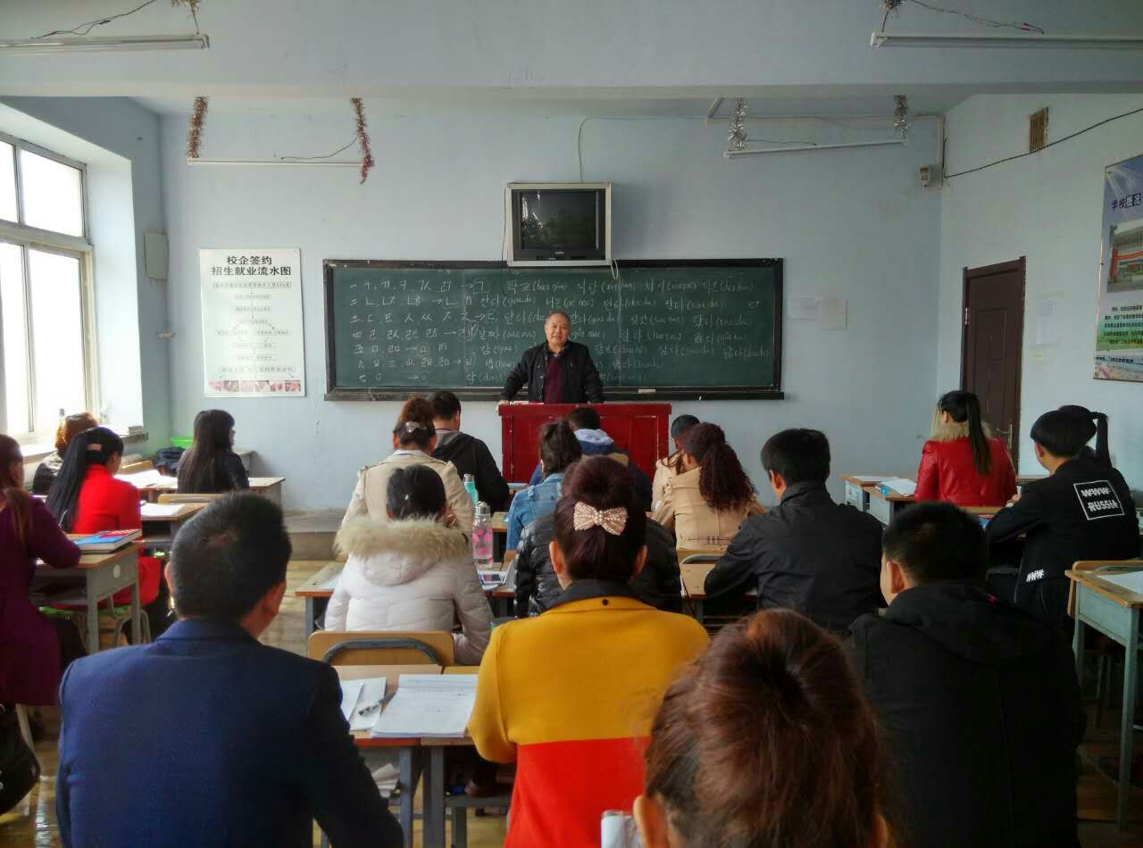 外聘韩语教师正在上课